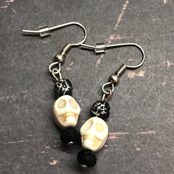 Skulls dangle earrings handmade MunandMe costumes - Picture 3 of 6